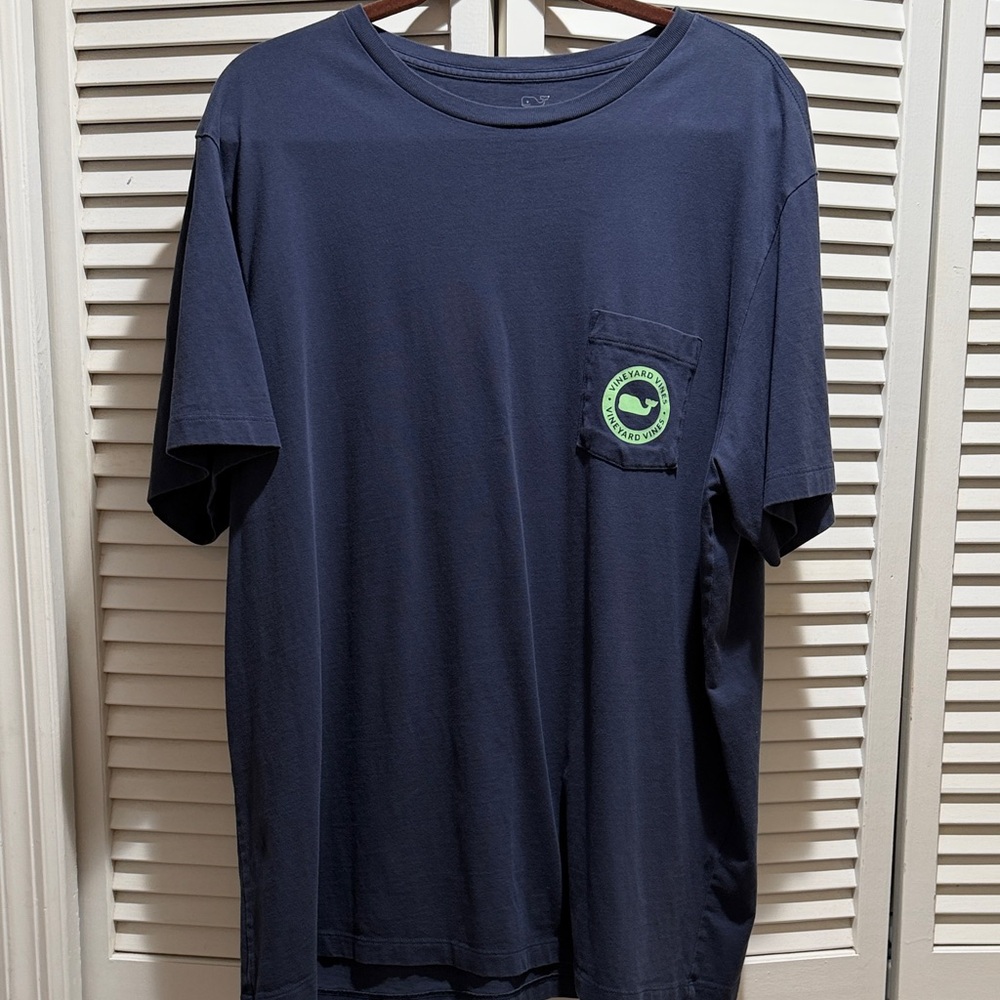Vineyard Vines Men's Short Sleeve Navy Tee with Green Whale Logo